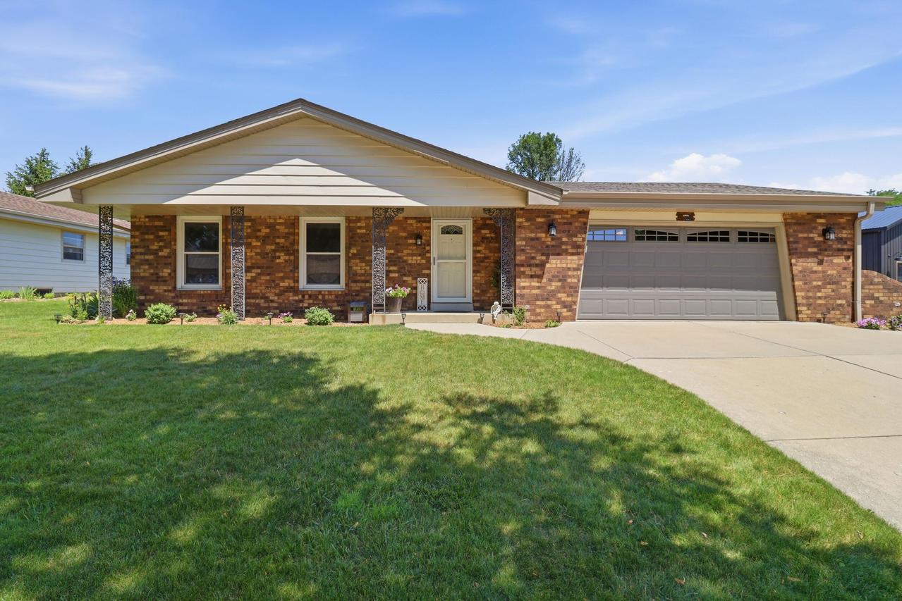 2220 E Hickory Dr, Oak Creek, WI 53154