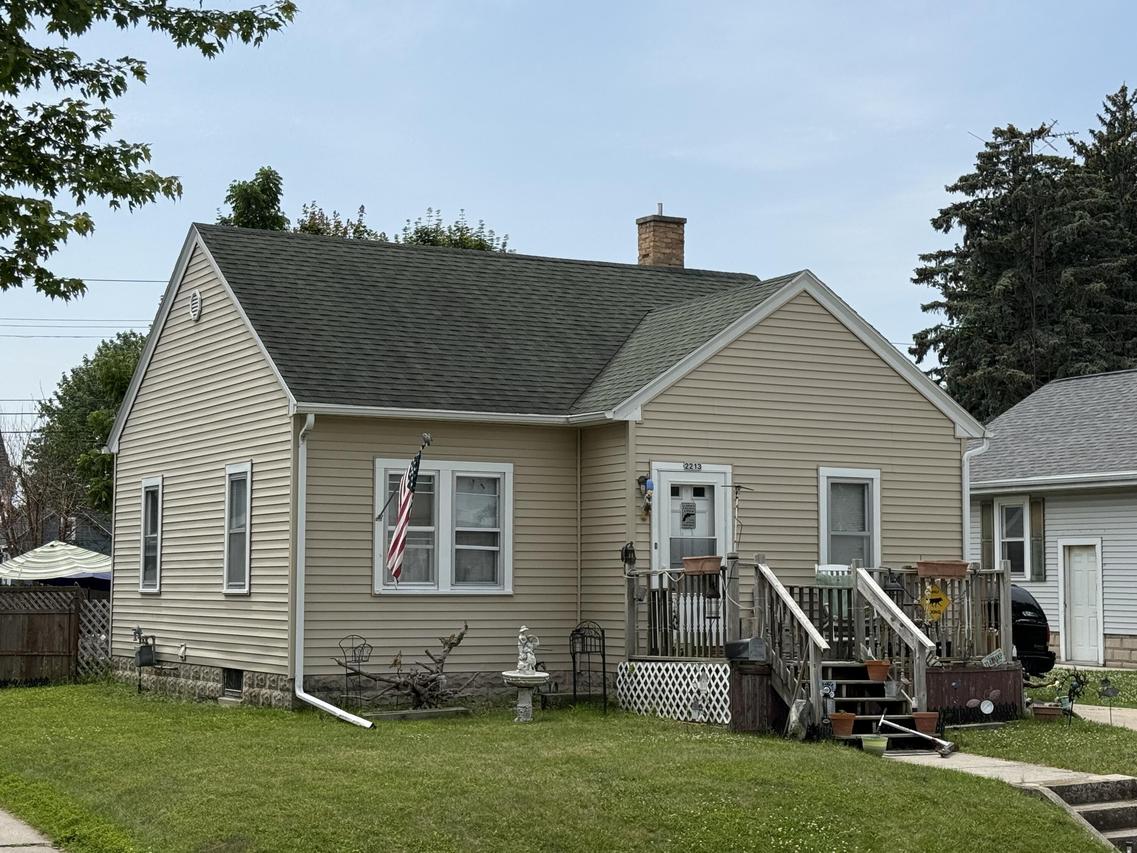 2213 La Follette Ave, Manitowoc, WI 54220