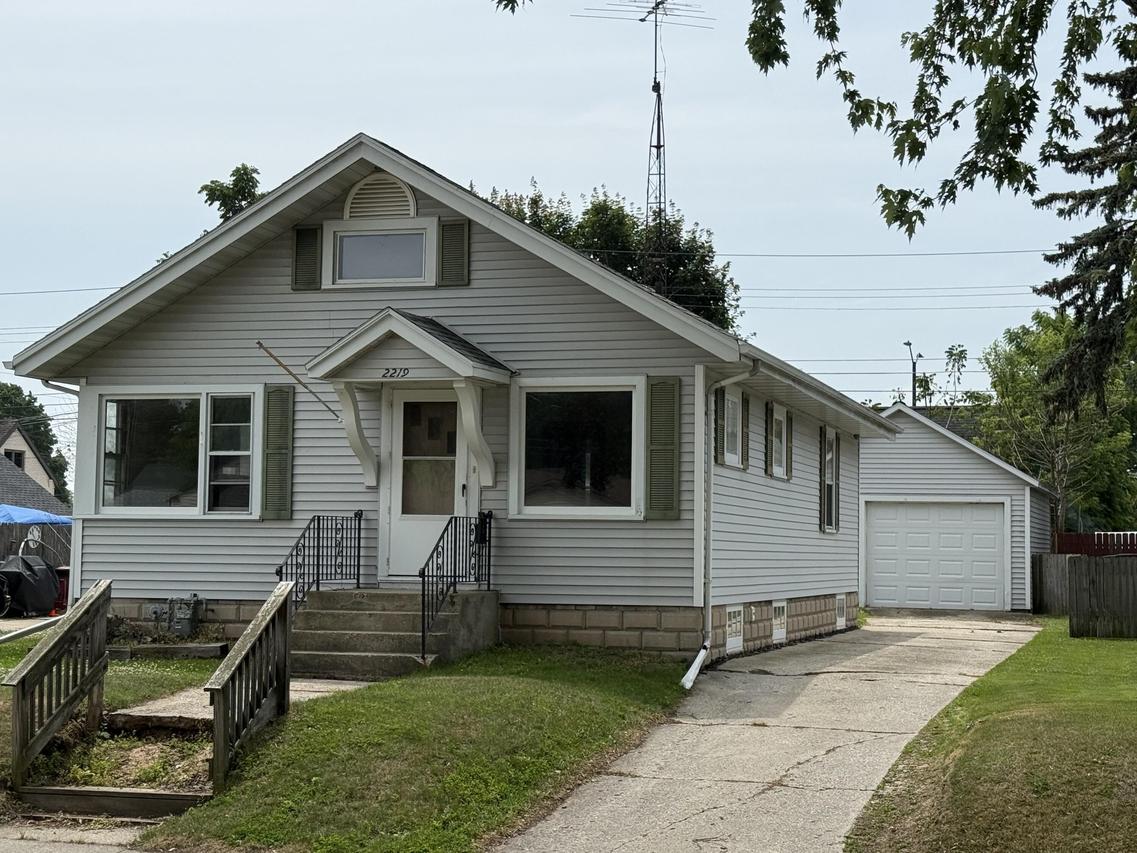 2219 La Follette Ave, Manitowoc, WI 54220