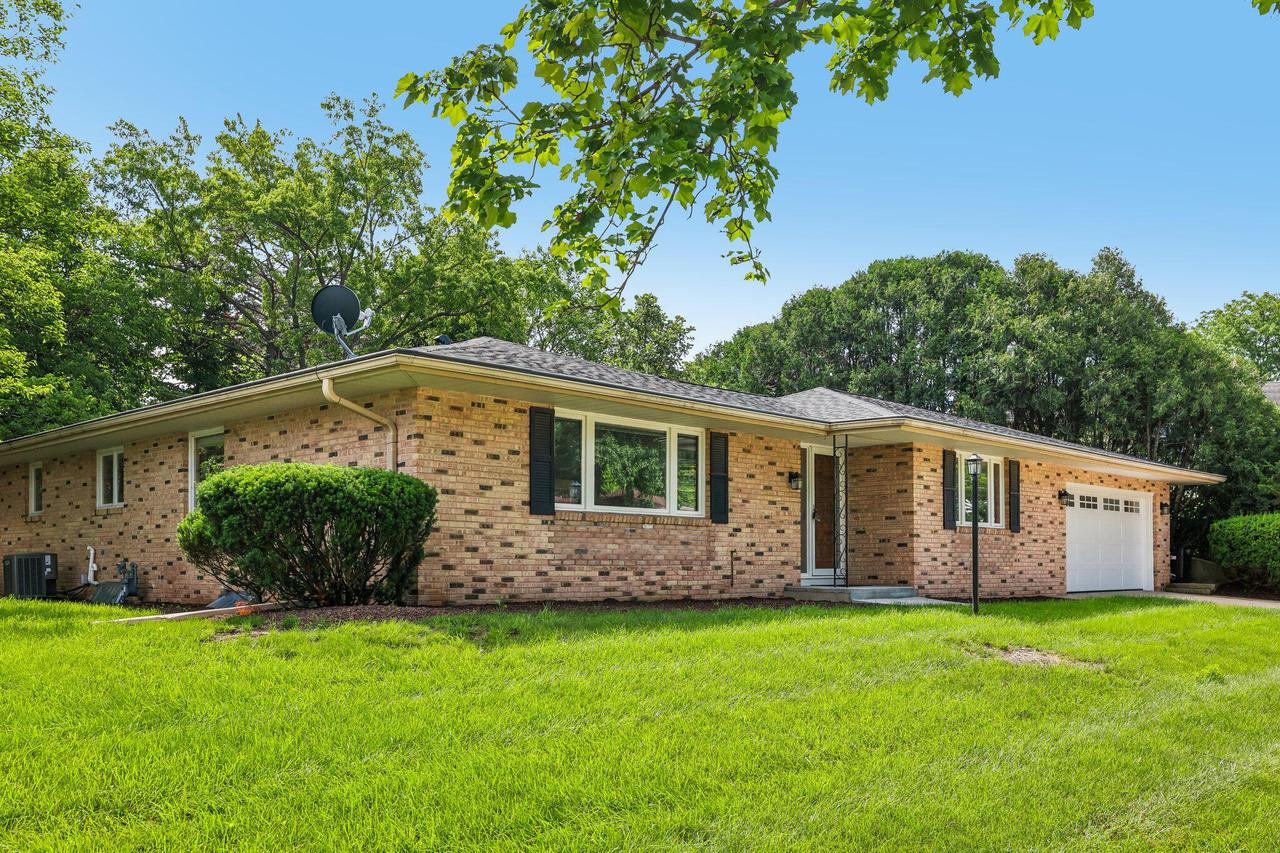 364 Robins Run, Burlington, WI 53105
