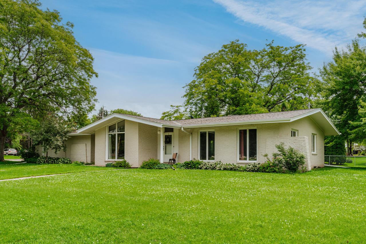 201 Roberts Dr, Mukwonago, WI 53149