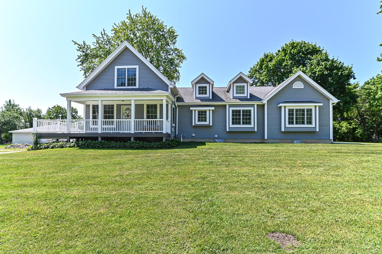 3665 E Fitzsimmons Rd, Oak Creek, WI 53154
