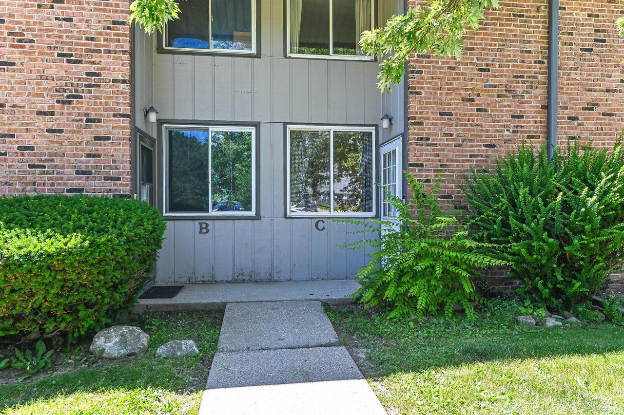 1522 Big Bend #C, Waukesha, WI 53189