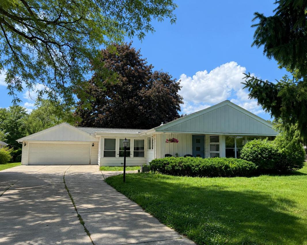 2945 Cottonwood Ct, Brookfield, WI 53005