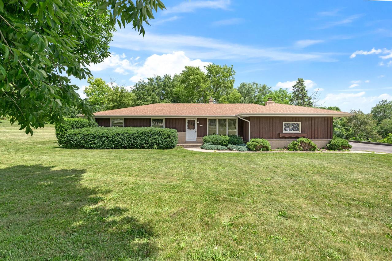1120 Sunnycrest Dr, Brookfield, WI 53186