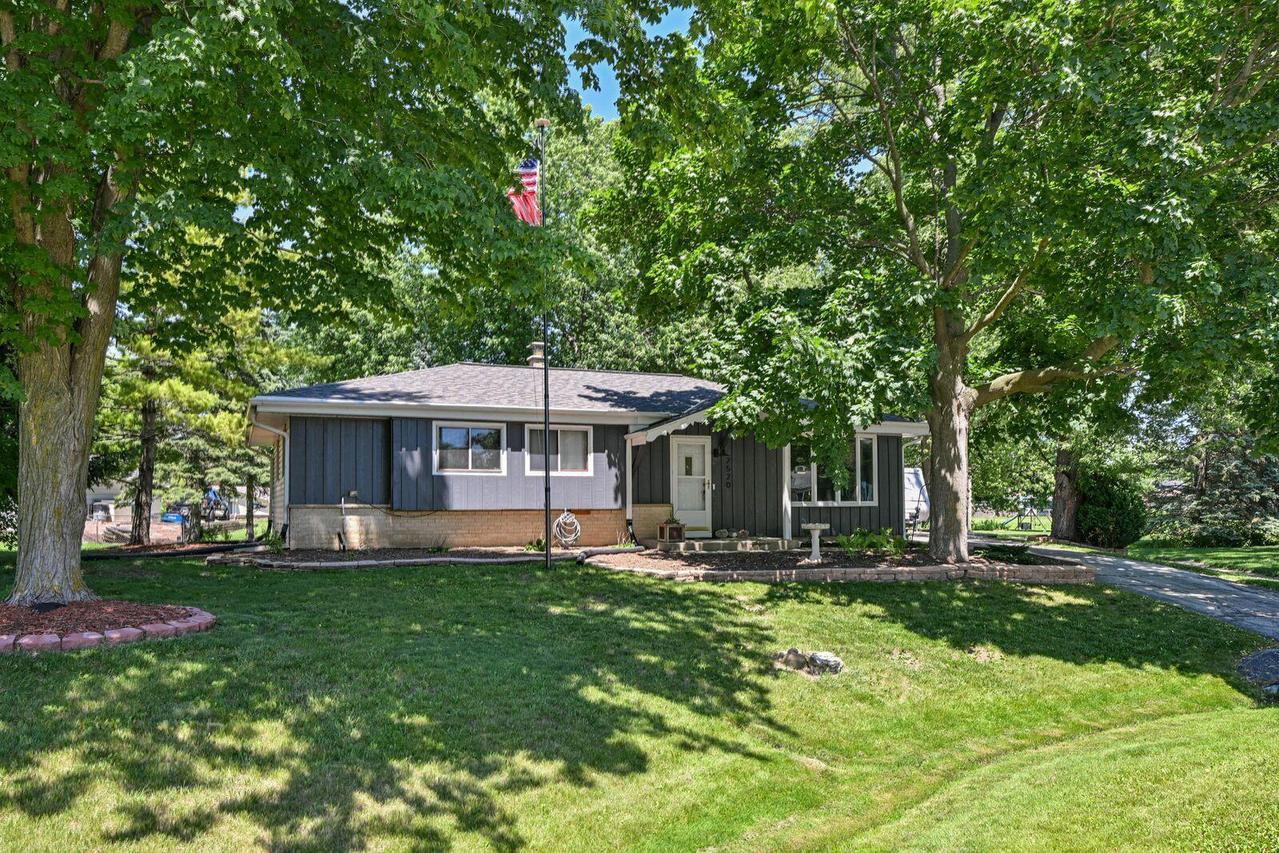 2520 Marigold Ct, Caledonia, WI 53402