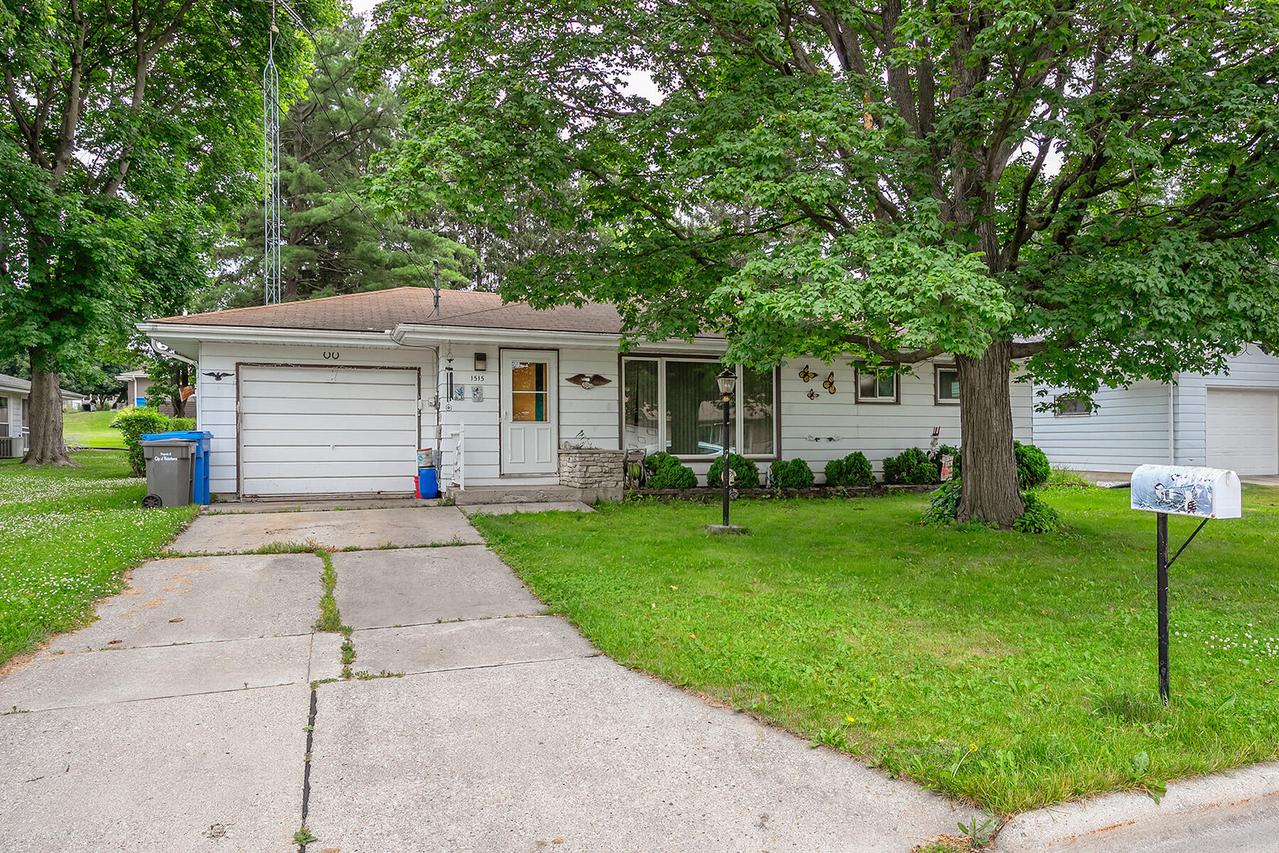 1515 Sandy Ln, Watertown, WI 53098