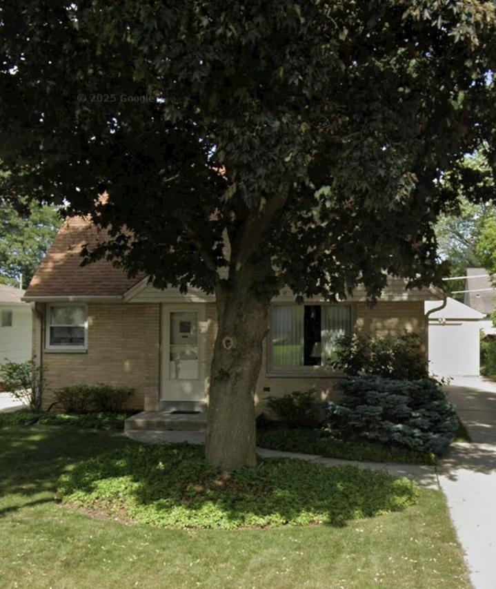 2618 N 114th St, Wauwatosa, WI 53226