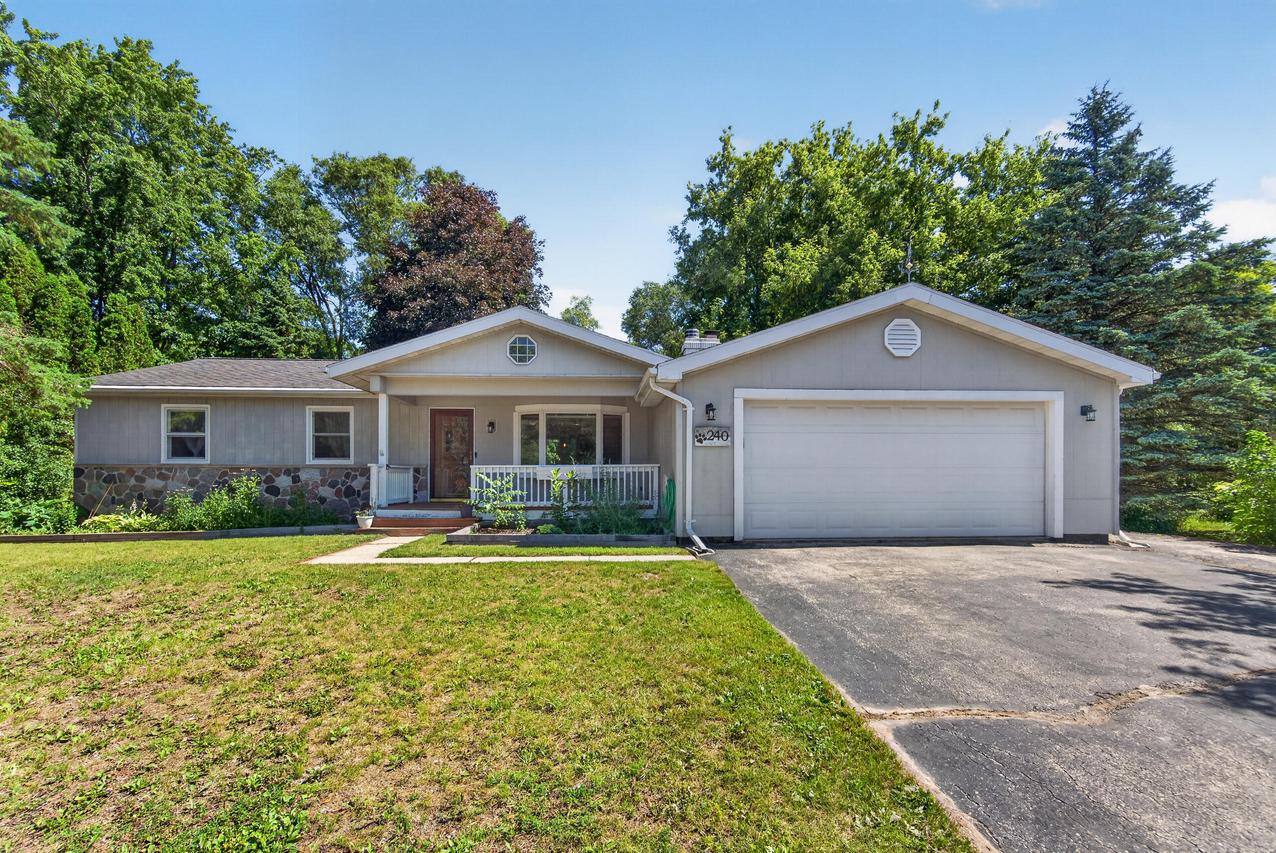 240 Meadowbrook Dr, Fredonia, WI 53021