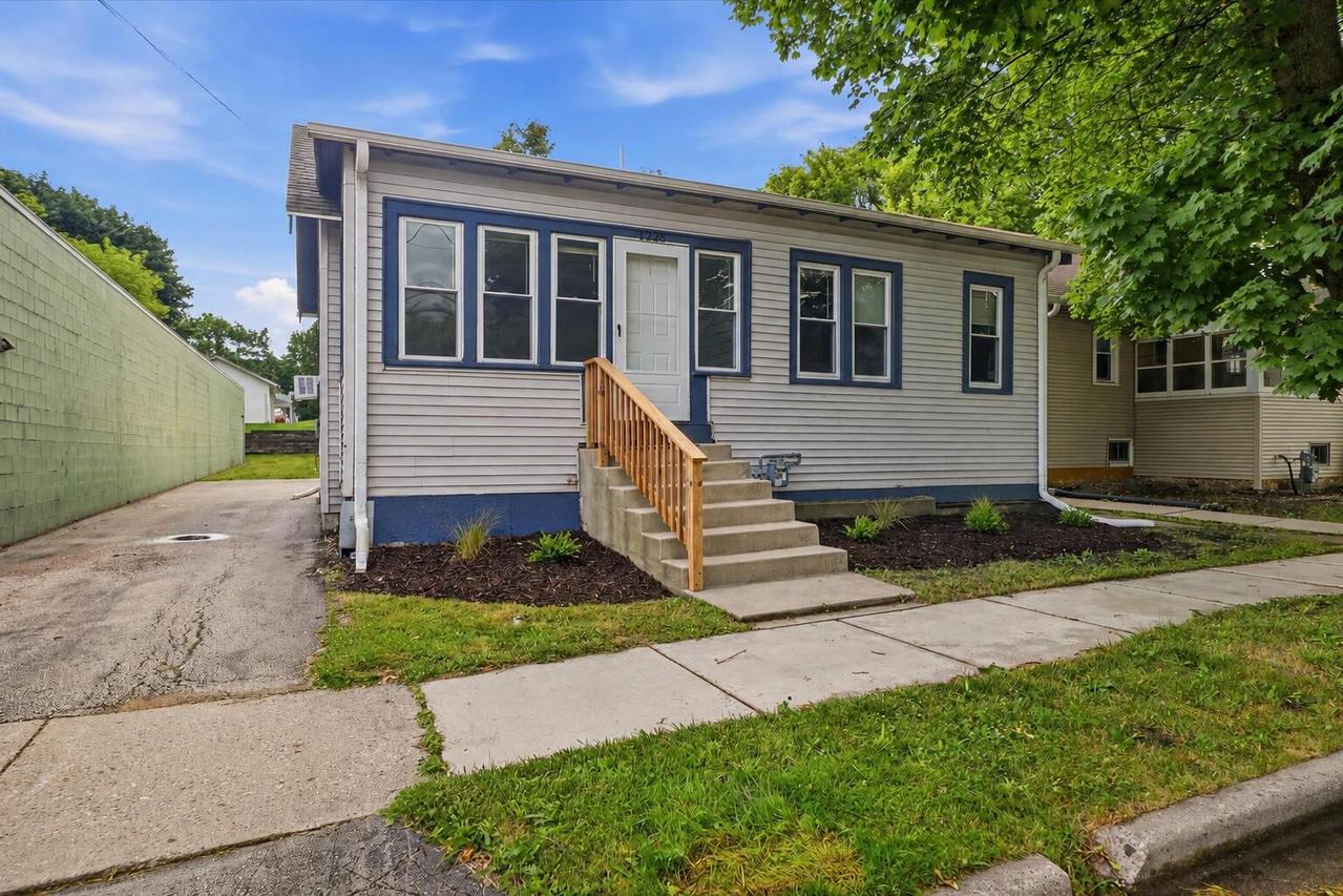 1225 The Strand -, Waukesha, WI 53186