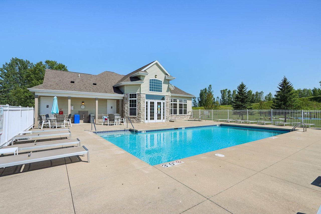 N17W26495 Meadowgrass Cir #E, Pewaukee, WI 53072