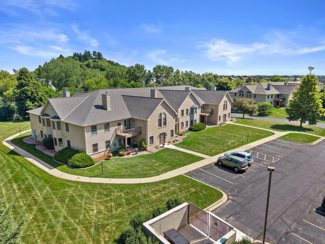920 Oconomowoc Pkwy, Oconomowoc, WI 53066