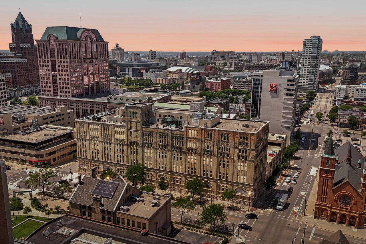 270 E Highland Ave #424, Milwaukee, WI 53202