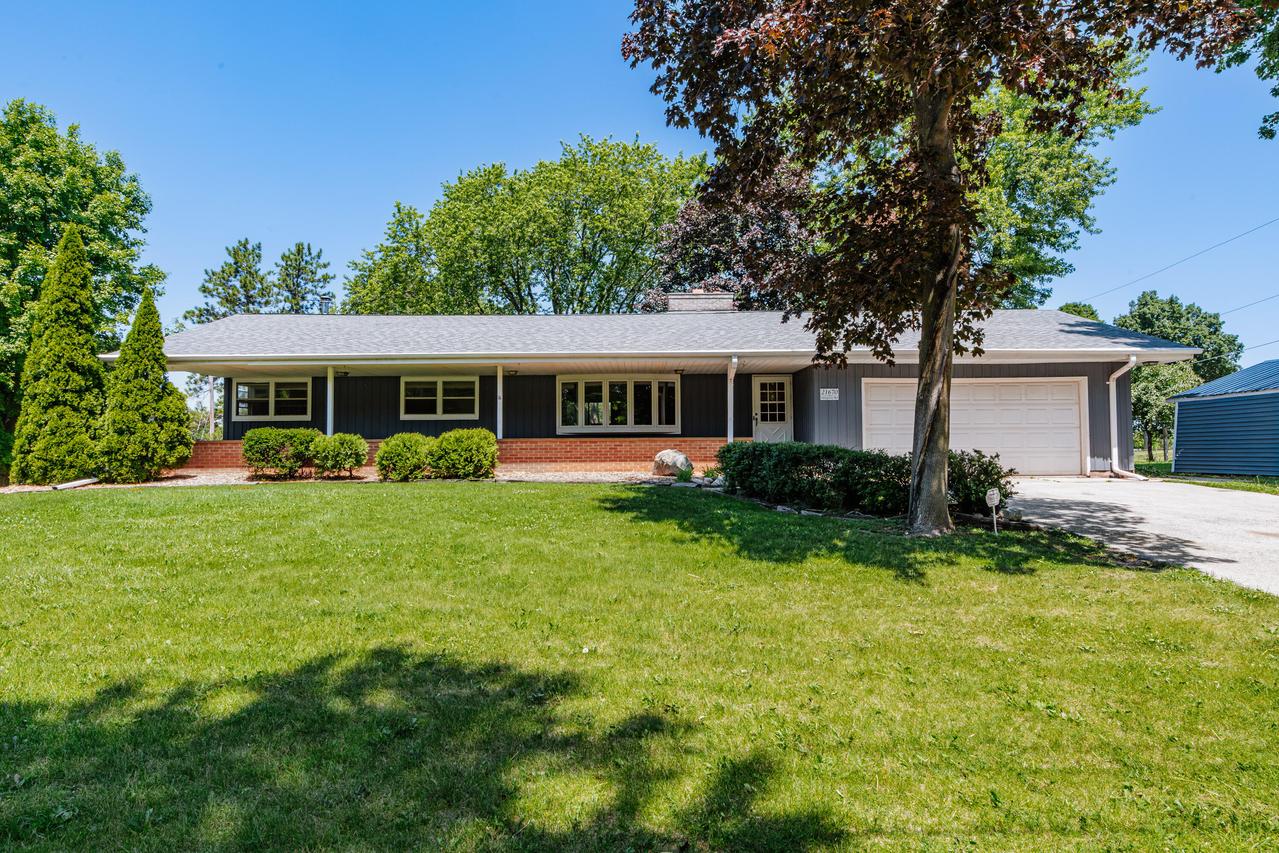 21670 W Glengarry Rd, New Berlin, WI 53146