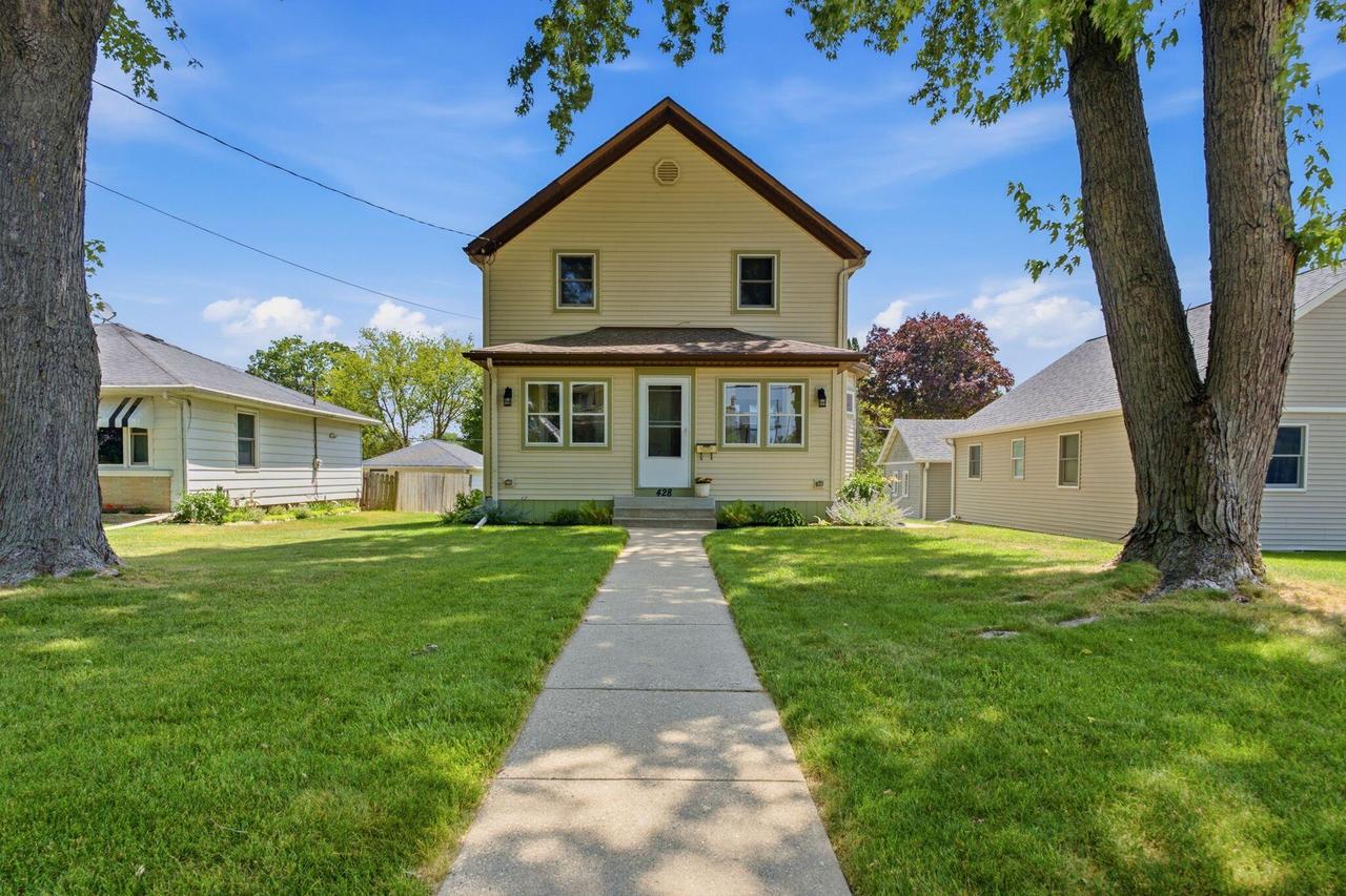 428 Grand Ave, Hartford, WI 53027