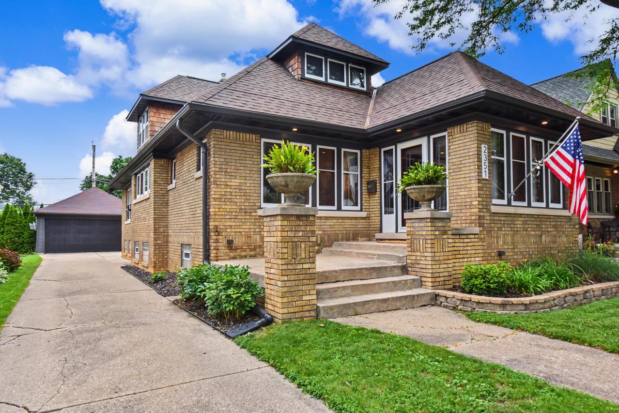 2351 N 62nd St, Wauwatosa, WI 53213