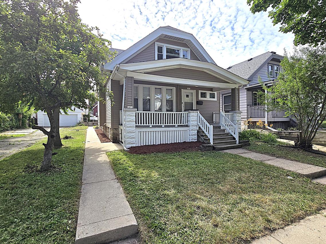1651 S 58th St, West Allis, WI 53214