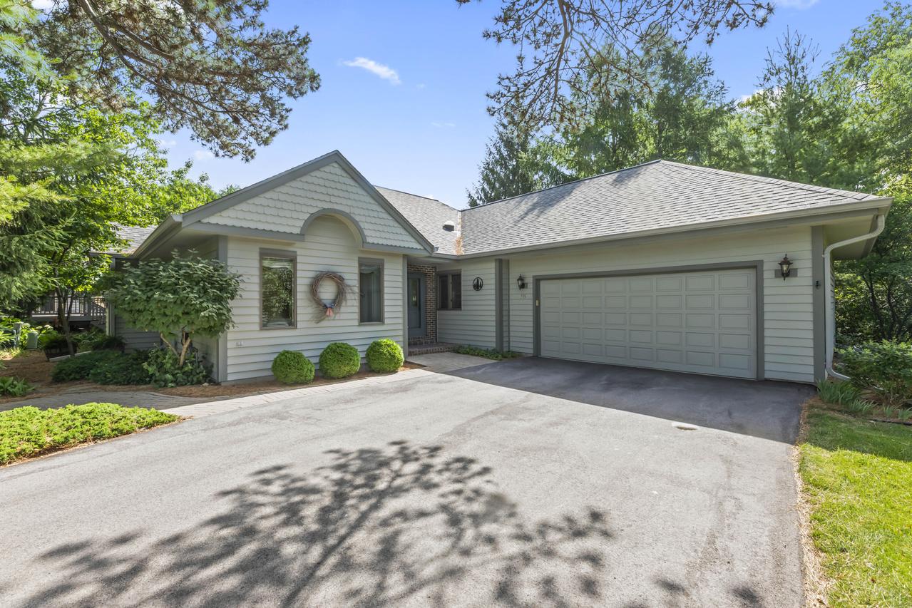 506 Pine Ter, Oconomowoc, WI 53066