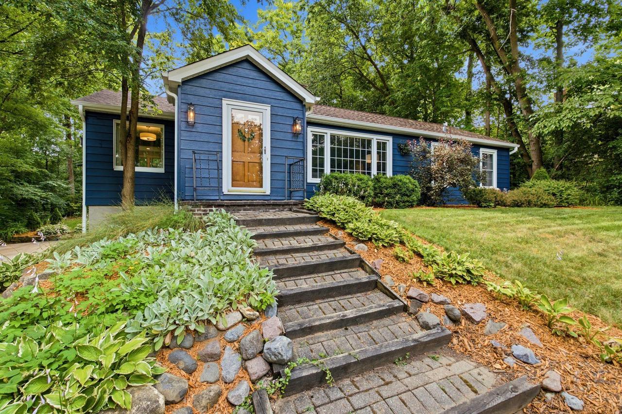 975 Apple Tree Ln, Brookfield, WI 53005