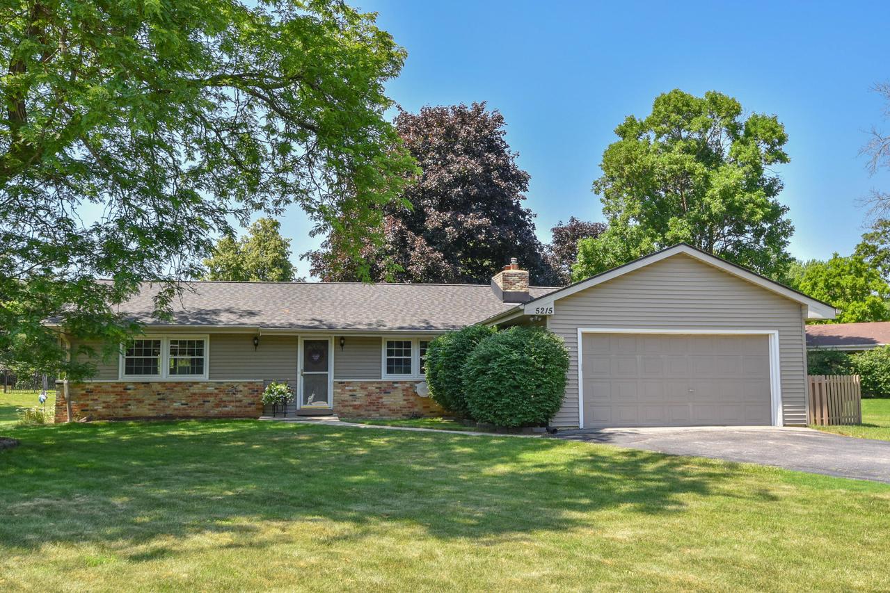 5215 S Balboa Dr, New Berlin, WI 53151