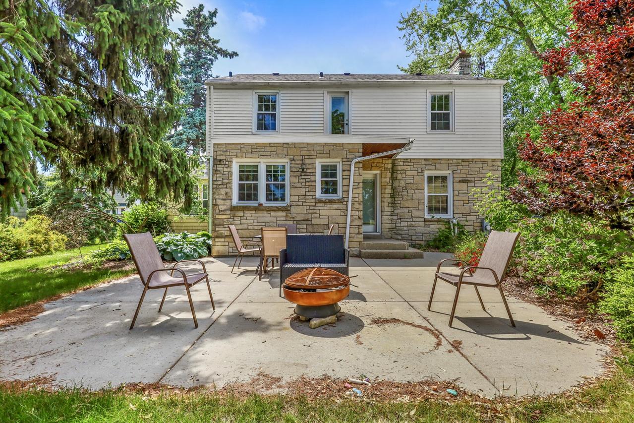 129 S Jackson St, Elkhorn, WI 53121