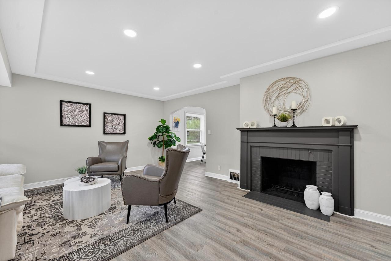 305 Leanore Ln, Brookfield, WI 53005