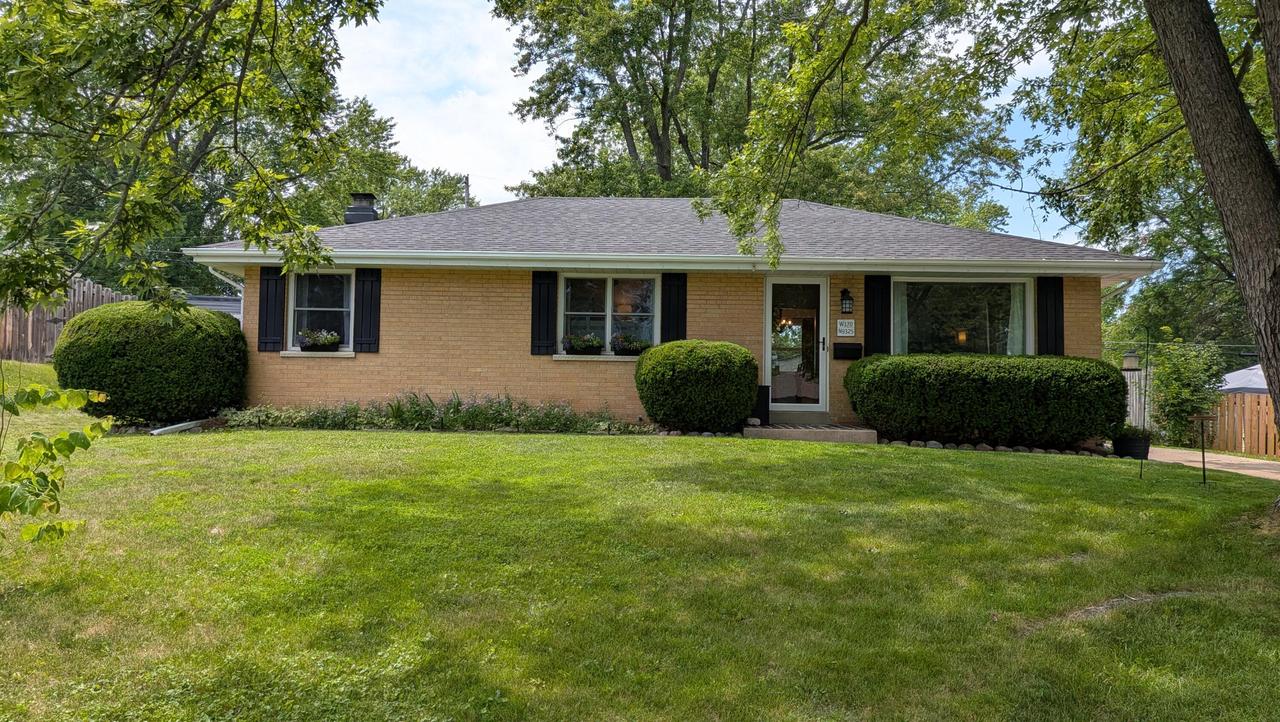 W170N9325 Woodlawn Dr, Menomonee Falls, WI 53051
