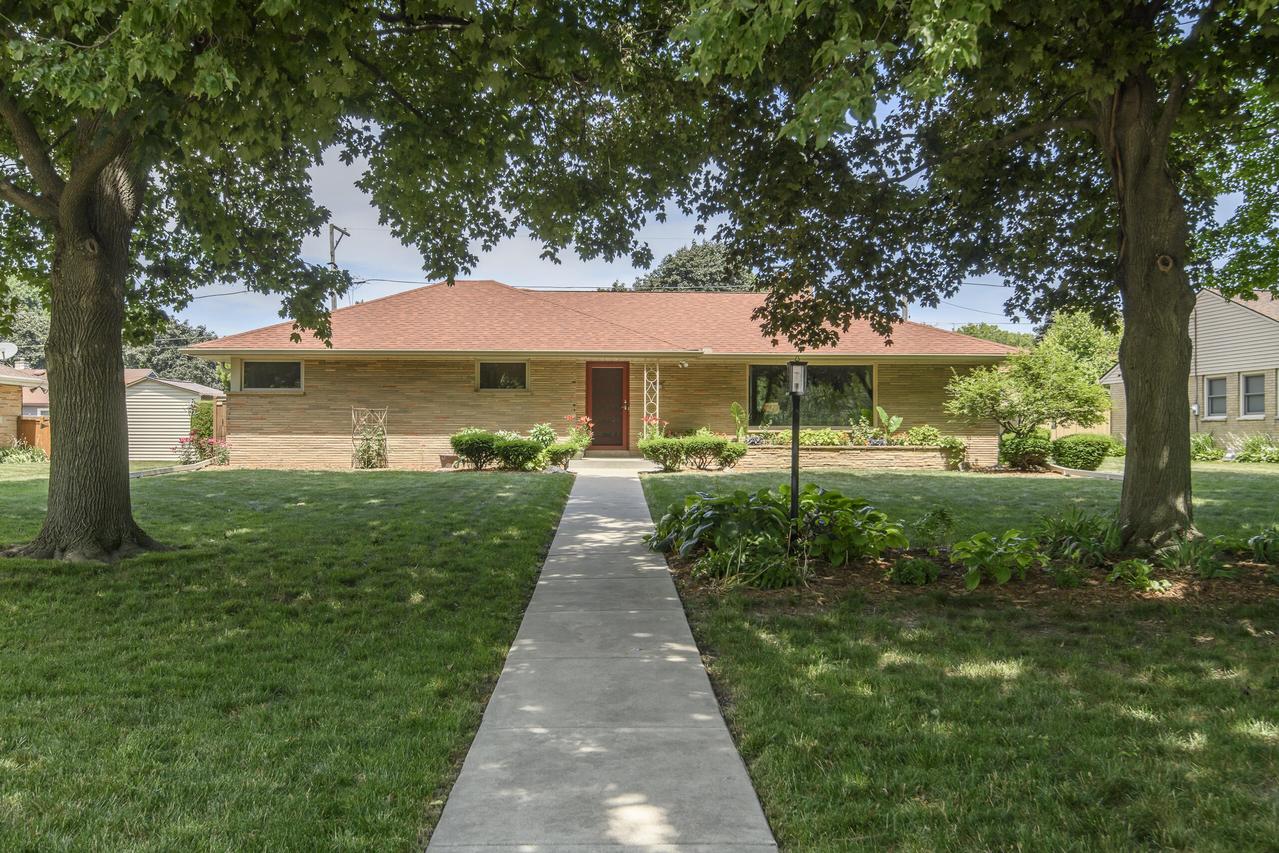 7642 W Honey Creek, West Allis, WI 53219