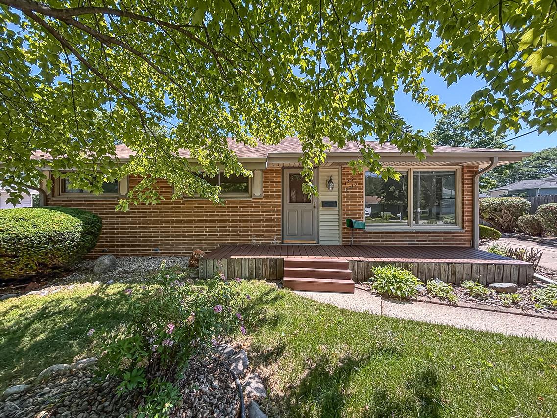 W152N8310 Elm Ln, Menomonee Falls, WI 53051
