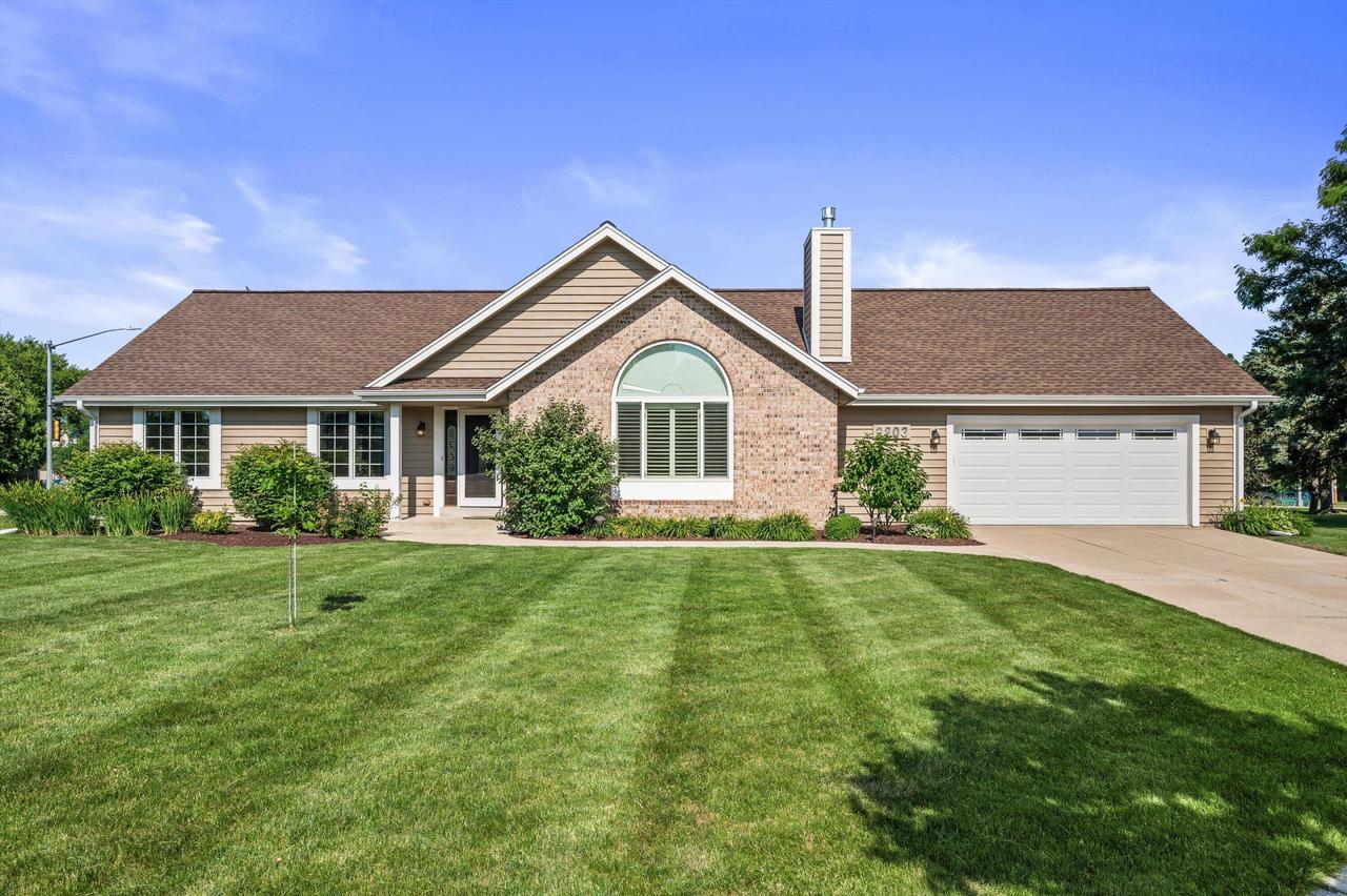 2803 Ridgeline Cir, Waukesha, WI 53188