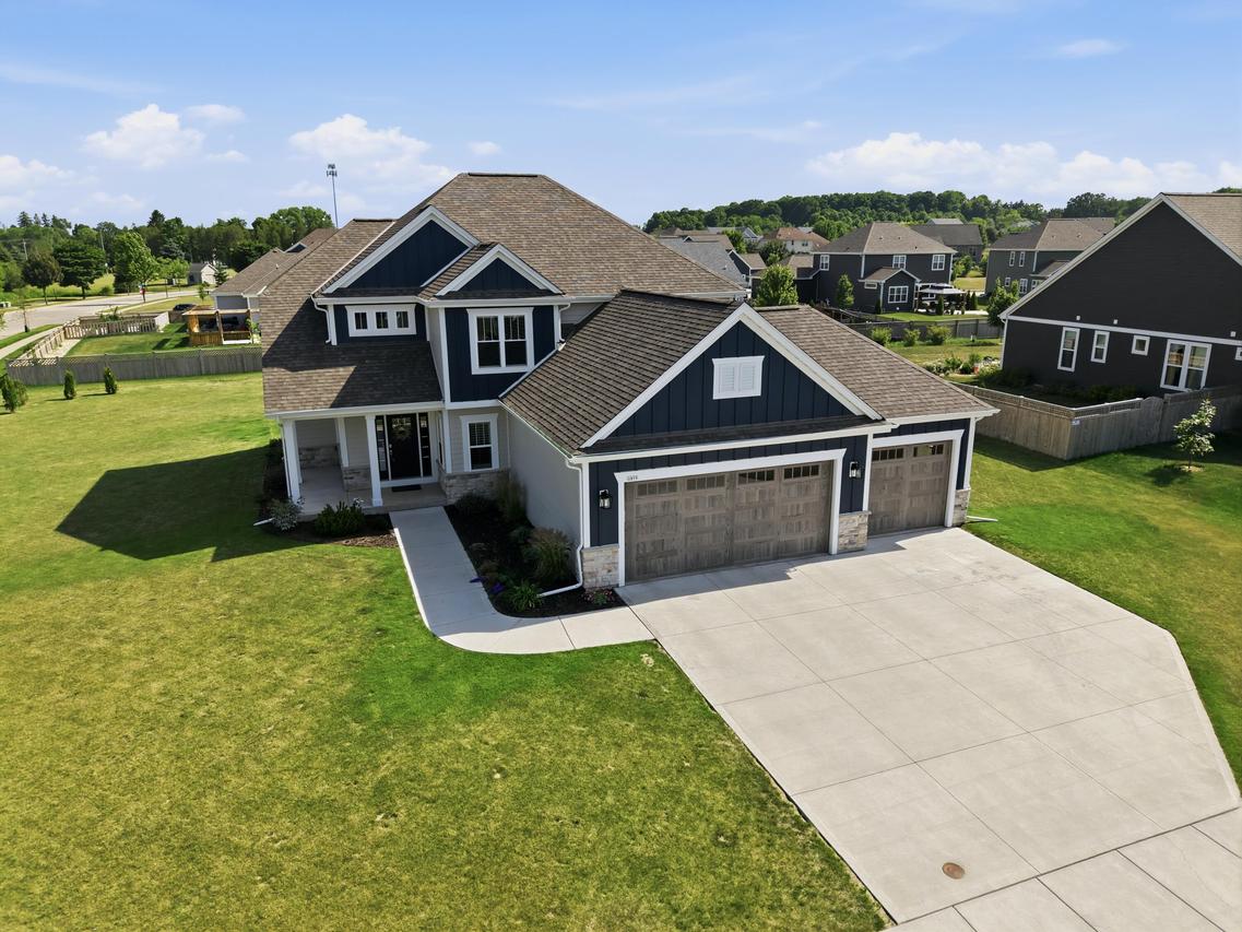 1079 Winterberry Ln, Grafton, WI 53024