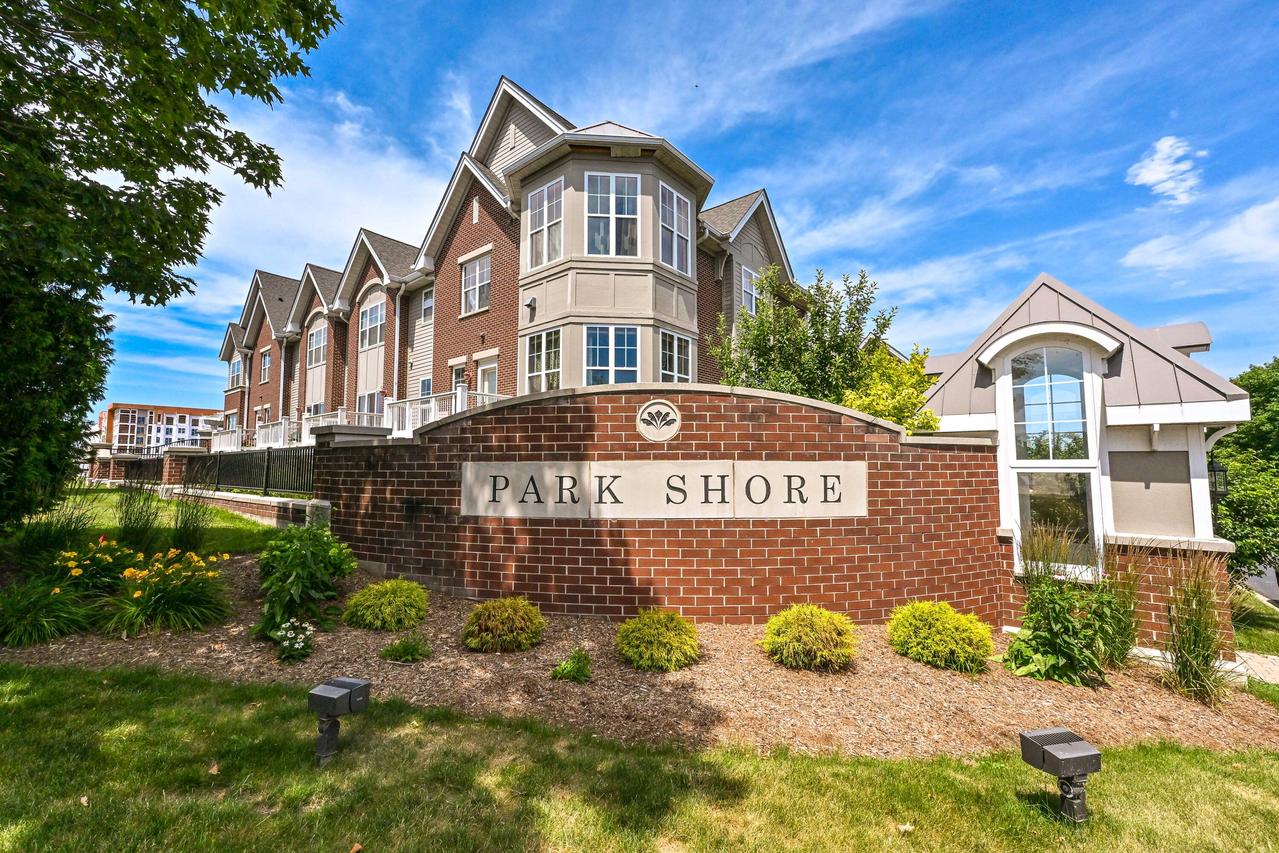 3930 S Lake Dr #303, Saint Francis, WI 53235