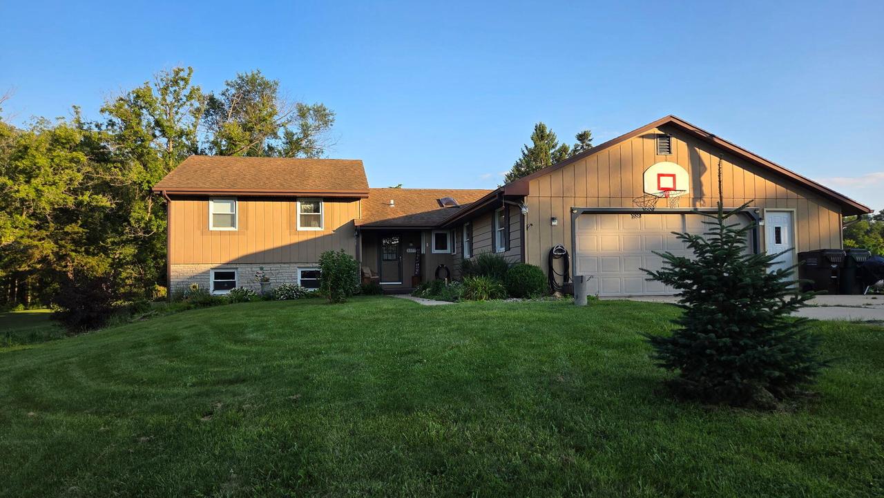 3377 N Hackbarth Rd, Janesville, WI 53548