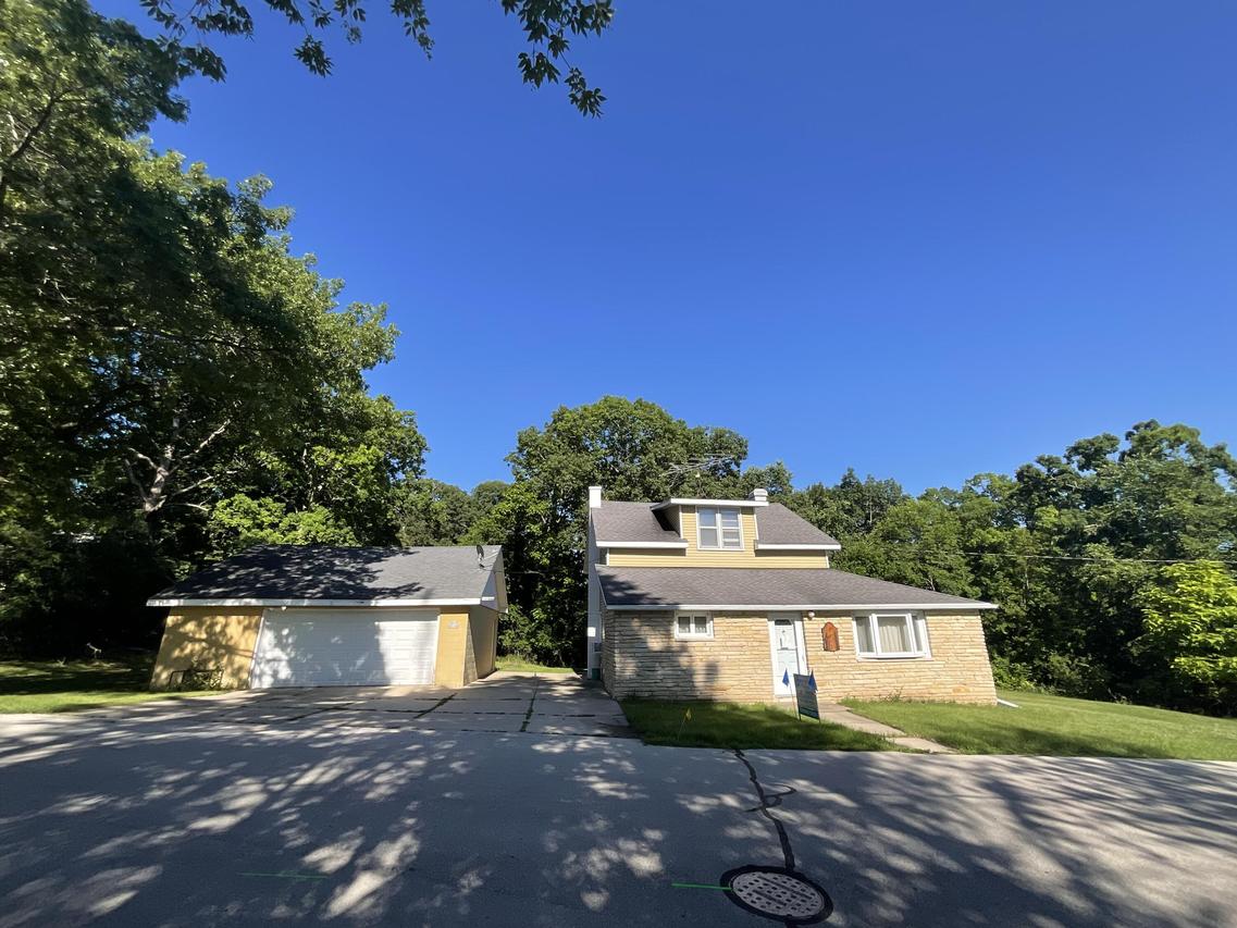 W297N2968 Oakwood Grove, Delafield, WI 53072