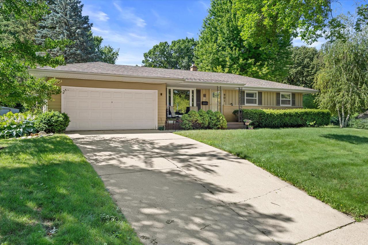 901 E Roberta Ave, Waukesha, WI 53186