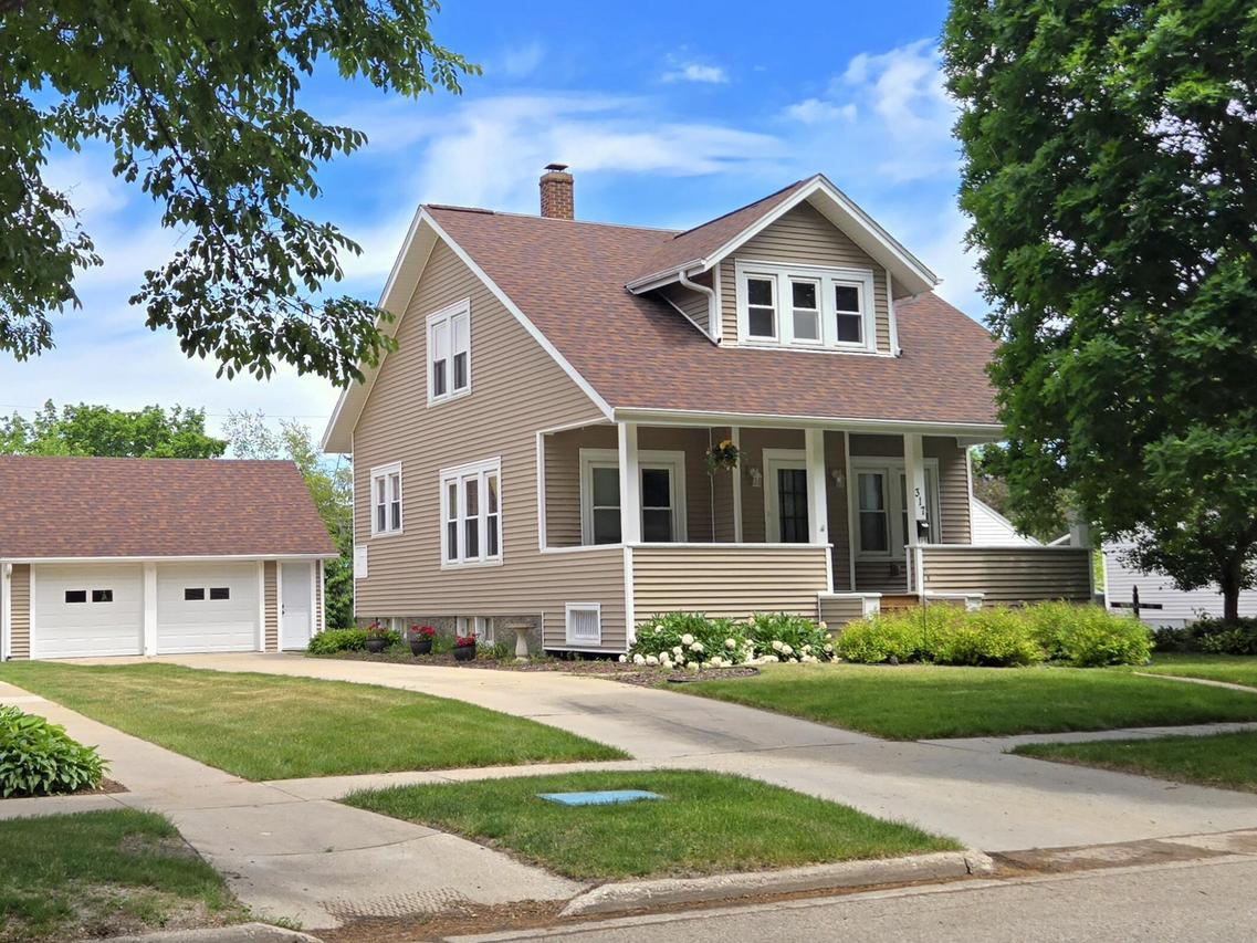 317 E Linden Dr, Jefferson, WI 53549