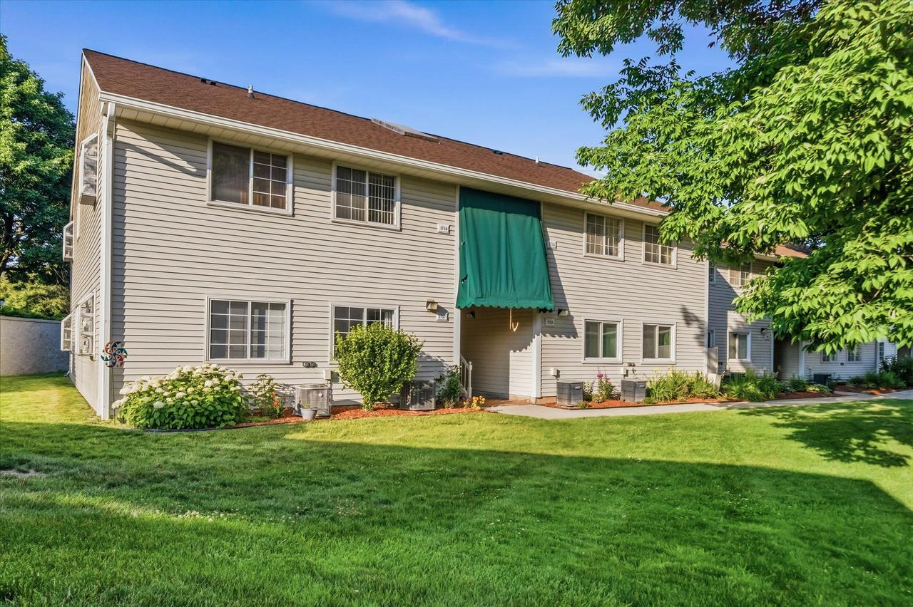 1755 Parknoll Ln #4, Port Washington, WI 53074