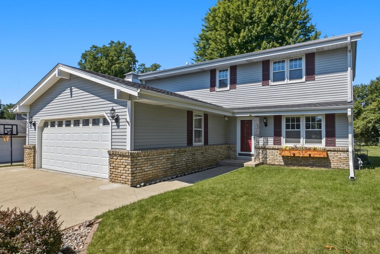 2212 Allen Ln, Waukesha, WI 53186