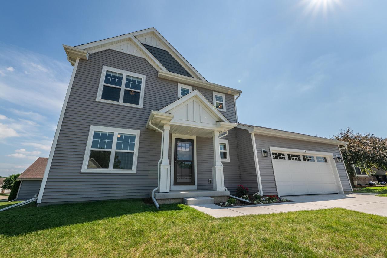 225 Acadia Ave, Hartford, WI 53027