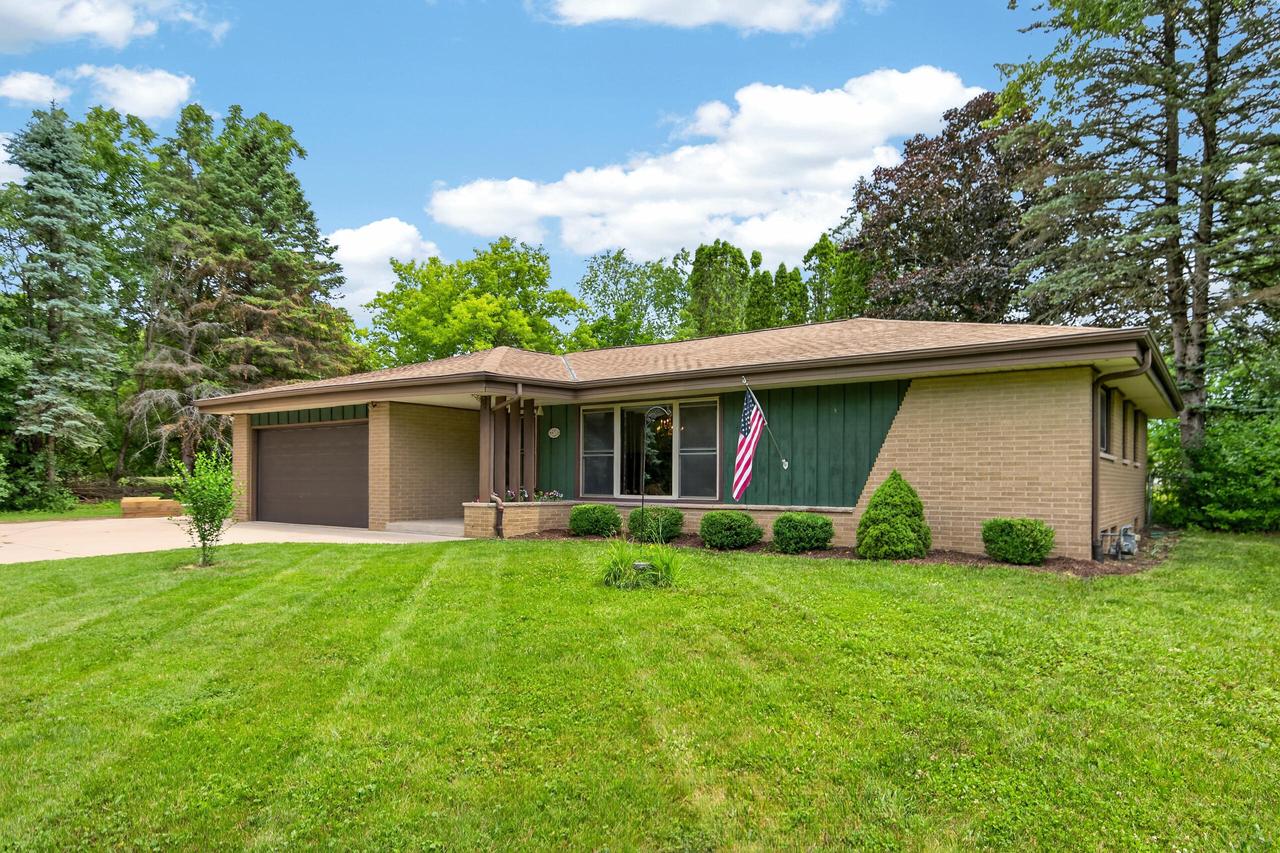 8930 S 21st St, Oak Creek, WI 53154