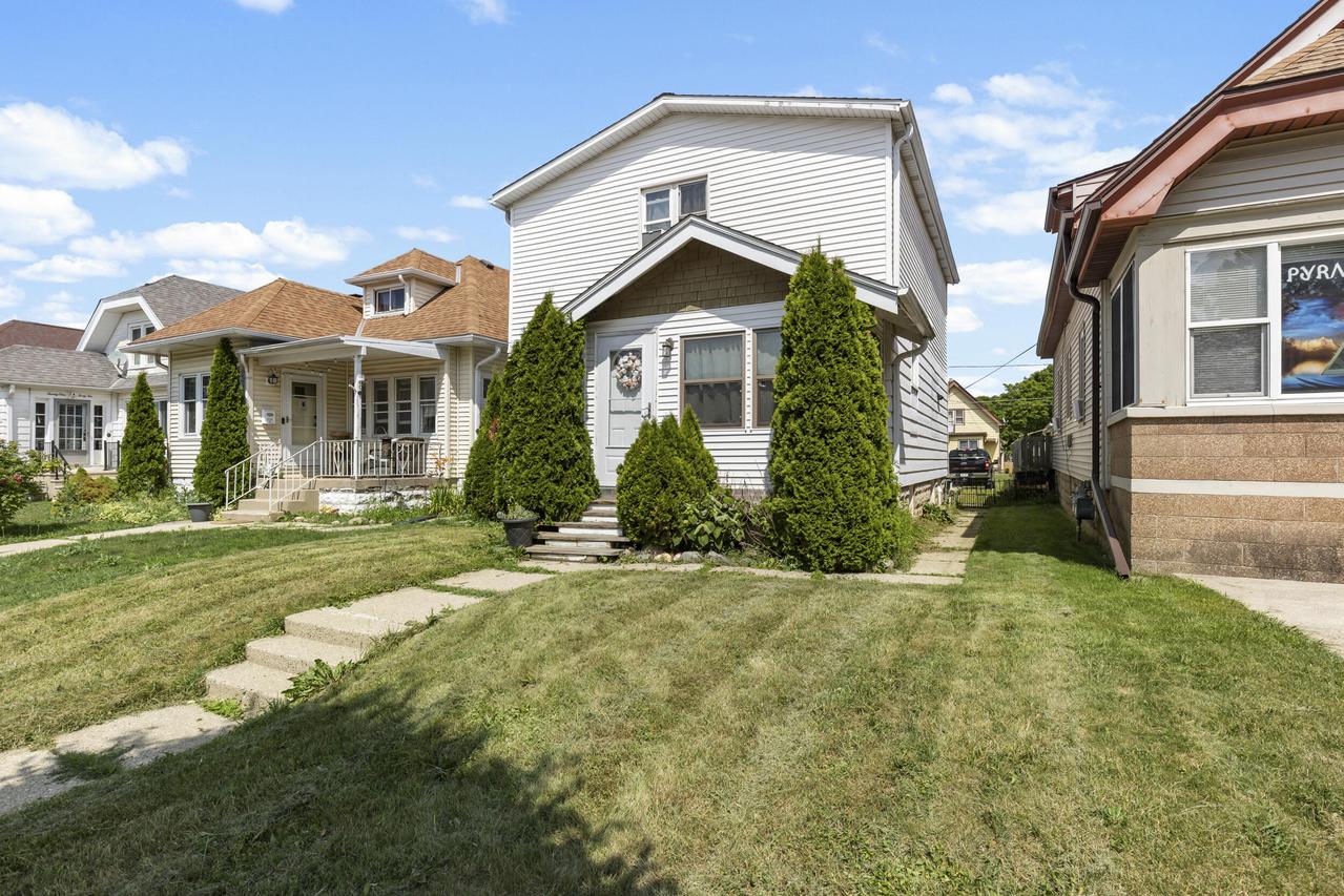 2152 S 72nd St, West Allis, WI 53219