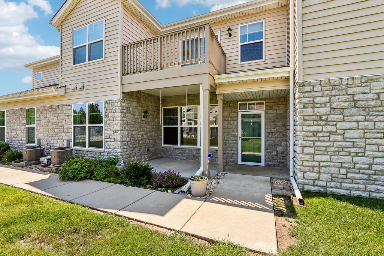 N17W26422 Meadowgrass Cir #E, Pewaukee, WI 53072