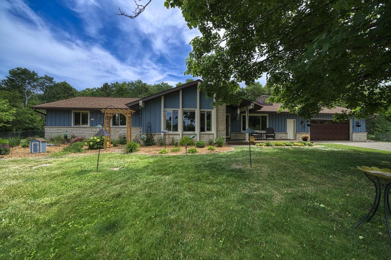 W304S3236 Brookhill Rd, Genesee, WI 53189