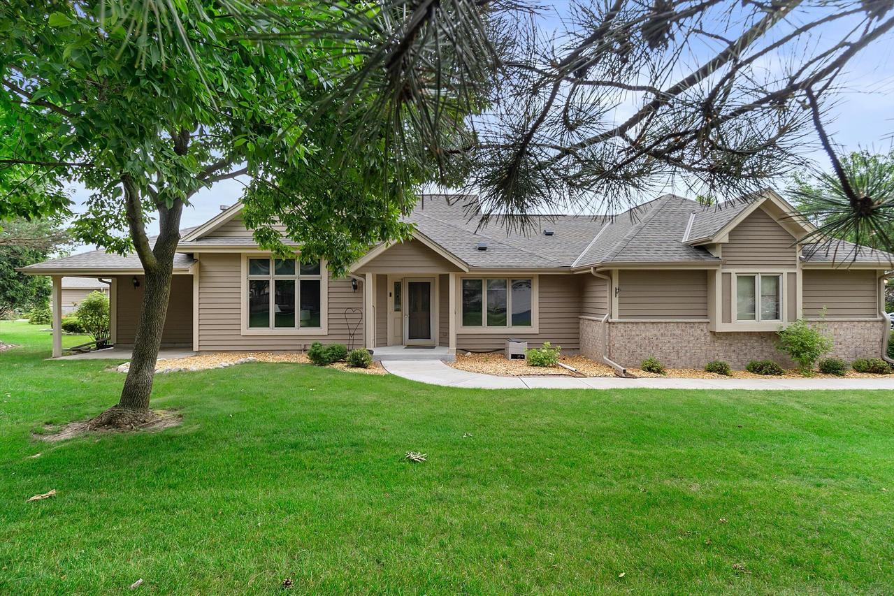 W240N2365 E Parkway Meadow #A, Pewaukee, WI 53072