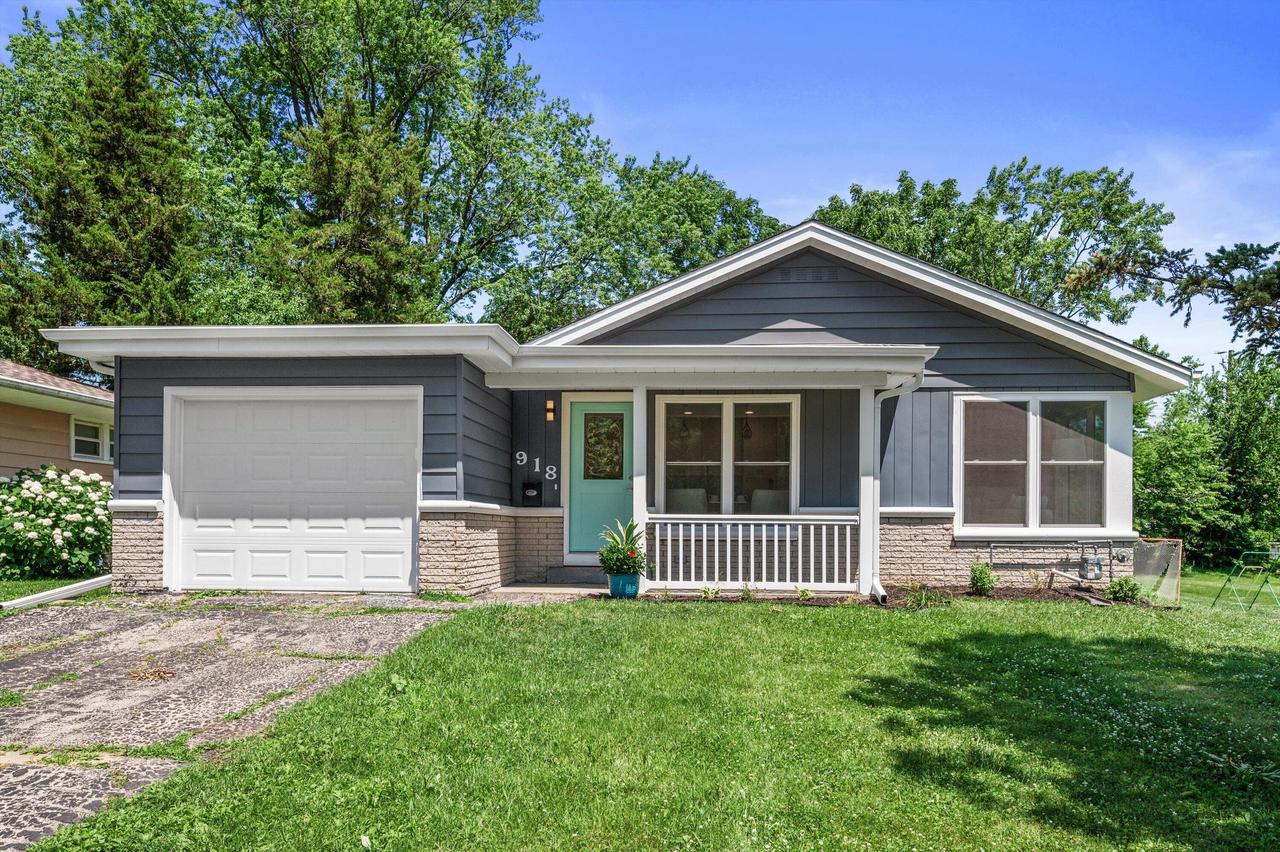 918 W Moreland Blvd, Waukesha, WI 53188
