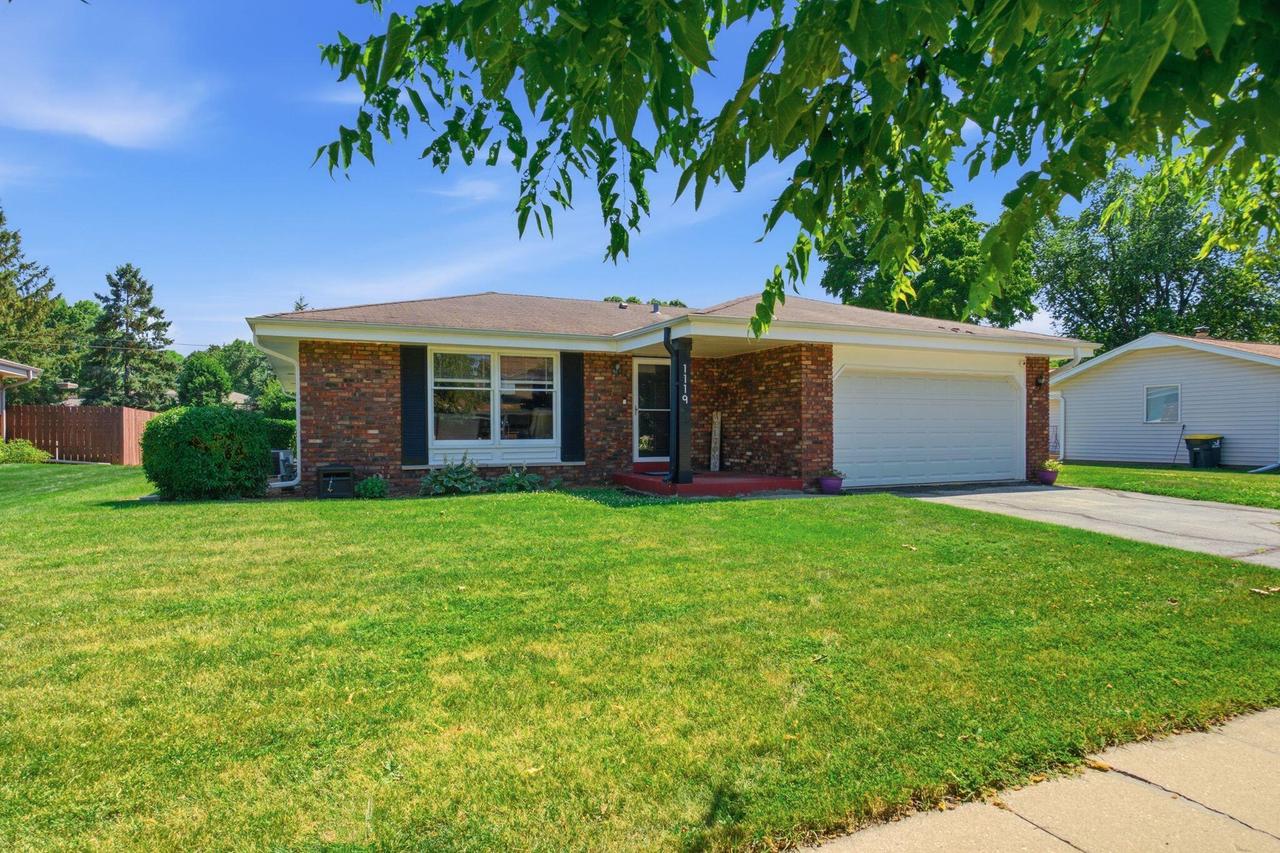 1119 Dogwood Ln, Waukesha, WI 53189