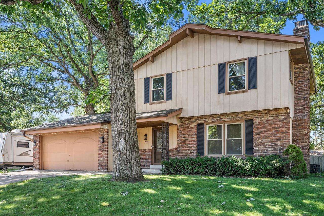 909 School Dr, Waukesha, WI 53189