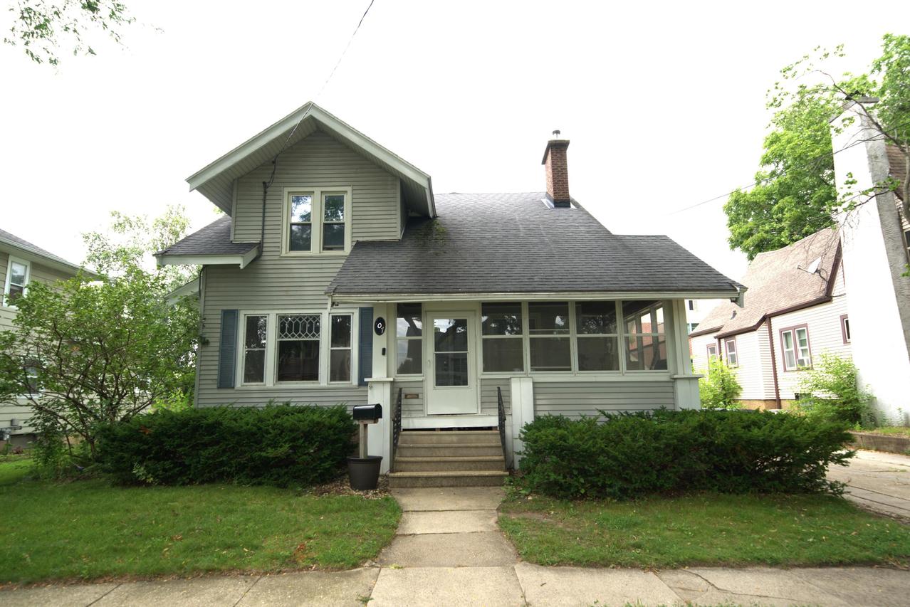 107 Clarence St, Fort Atkinson, WI 53538