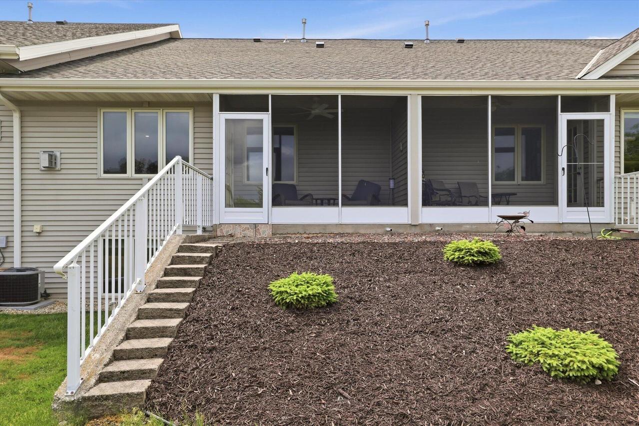 970 Oconomowoc Pkwy, Oconomowoc, WI 53066