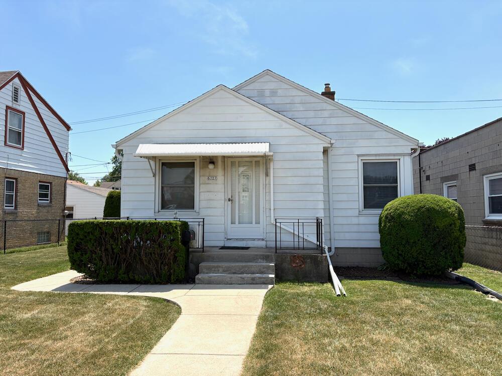 6727 W Lincoln Ave, West Allis, WI 53219